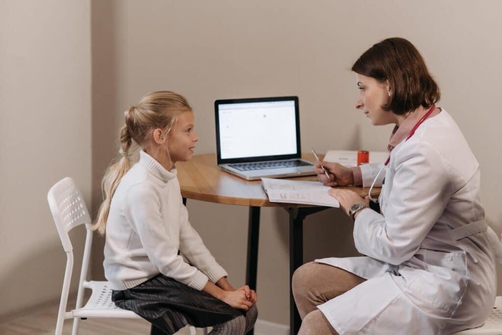 Medecin généraliste prescrivant un test de dyslexie chez une orthophoniste